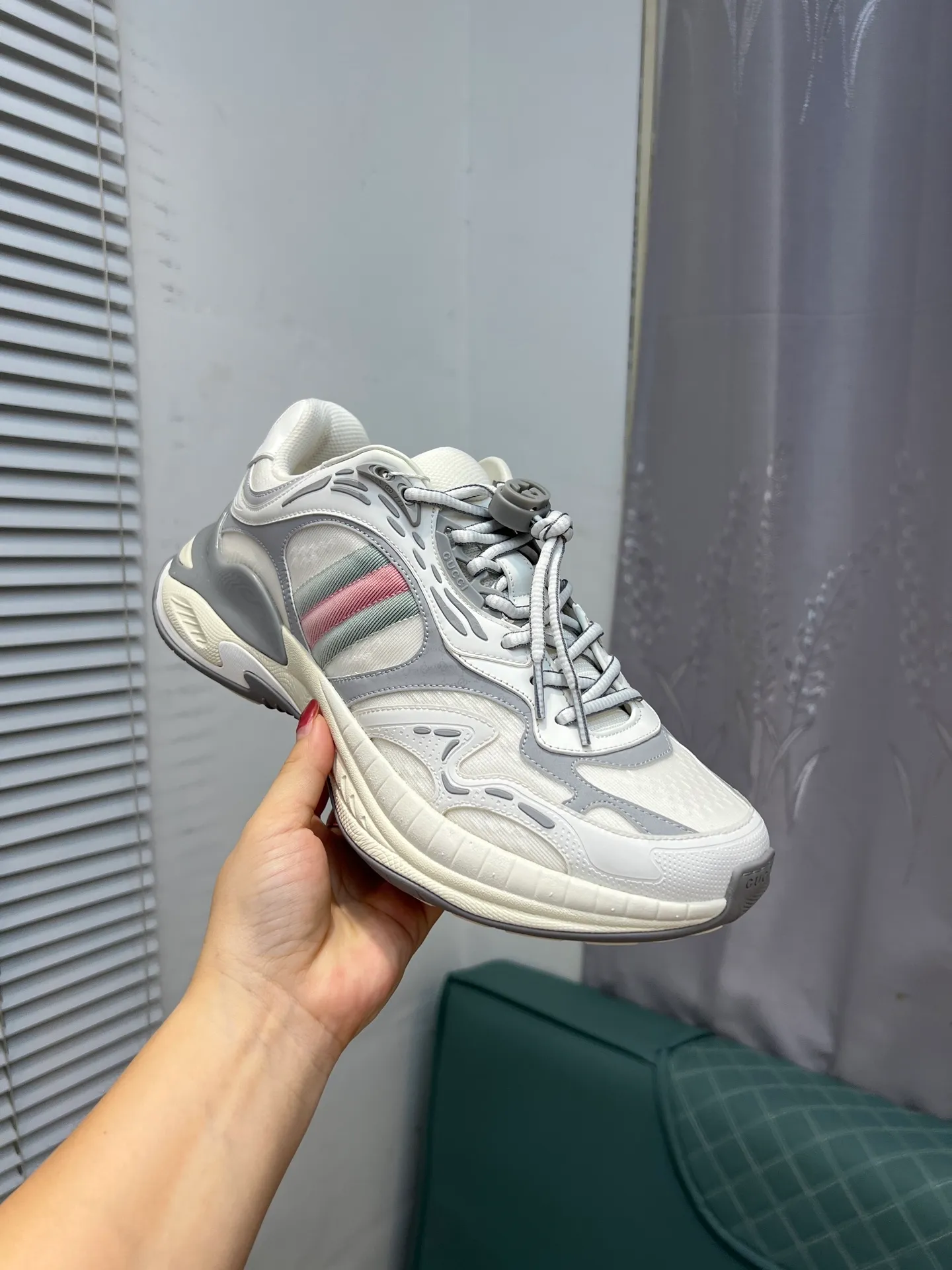 Men's Men's Shoes 💰900 Gucci Gucci 2.0 Sports Shoes Couple's Style Retro Casual Shoes Running Shoes Original Purchase, Development, Production Gucci 2.0 Sports Shoes reinterpret the brand's iconic striped webbing elements. This sneaker reinterprets the iconic details, using thick EVA soles with a smart silhouette, bringing a stable and comfortable wearing experience. Exquisite packaging at the delivery counter. Fabric: original imported cowhide + technical fabrics. Lining: original imported breathable mesh. Sole: original molded ultra-light foam rubber. Bottom thickness: 4CM. Size: 35-40 for women / 39-45 for men.